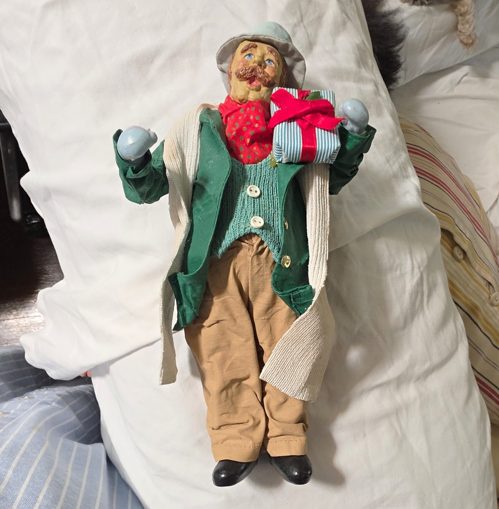 Possible Dreams Clothtique Caroler Figurine Holding Gift Fabric 1989 Christmas